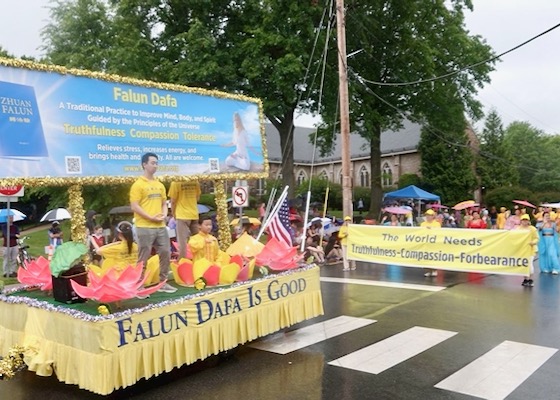 Image for article ​Virginia, ABD: Falun Dafa, Falls Church Anma Günü Geçit Töreninde İyi Karşılandı