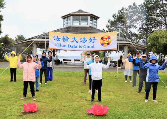 Image for article ​Seattle: Marina Park'taki Grup Egzersizi Ziyaretçilere Falun Dafa'yı Öğrenmeleri İçin İlham Verdi