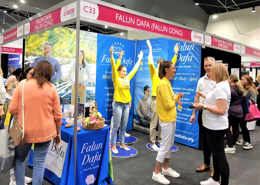 Image for article ​Perth, Avustralya: Fuar Ziyaretçileri Falun Dafa'nın 