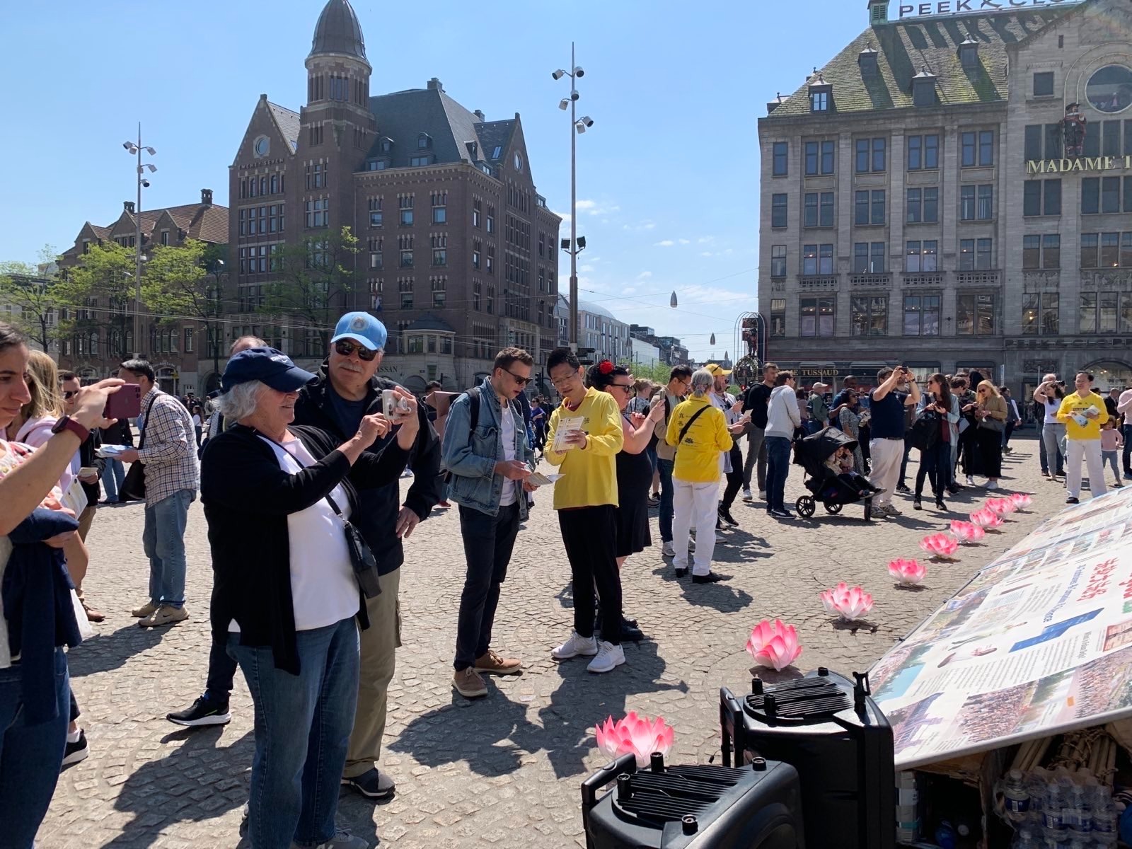 Image for article Hollanda: Dünya Falun Dafa Gününü Kutlamak için Amsterdam'da Düzenlenen Etkinlik Sırasında İnsanlar Falun Dafa'nın İlkelerini Övdü