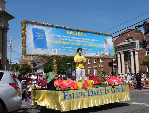 Image for article Winchester, Virginia, ABD: Falun Dafa'nın İlkeleri, Shenandoah Elma Çiçeği Festivali Geçit Töreninde Seyircilerde Yankı Buldu