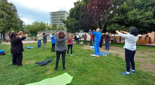 Image for article İtalya: Shen Yun'u İzledikten Sonra Falun Dafa Egzersizlerini Öğrendiler