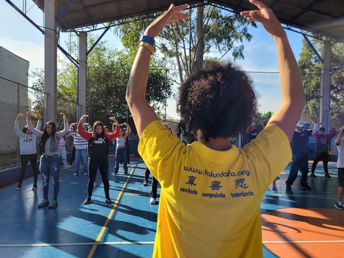 Image for article São Paulo, Brezilya: Öğrenciler Falun Dafa'yı Seviyor ve Çin Rejimi Tarafından Yürütülen Zulmü Durdurmaya Yardım Etmek İstiyorlar