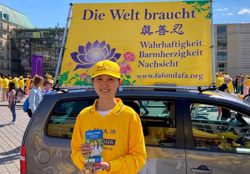 Image for article Berlin, Almanya: Genç Falun Dafa Uygulayıcıları Brandenburg Kapısındaki Dünya Falun Dafa Günü Etkinliklerine Minnetle Katıldılar