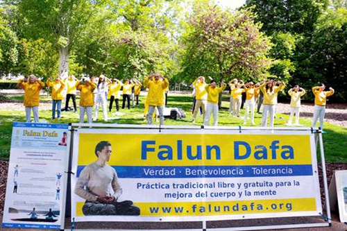Image for article Madrid, İspanya: Uygulayıcılar Dünya Falun Dafa Günü'nde Shifu'ya Merhametinden Dolayı Teşekkür Ettiler