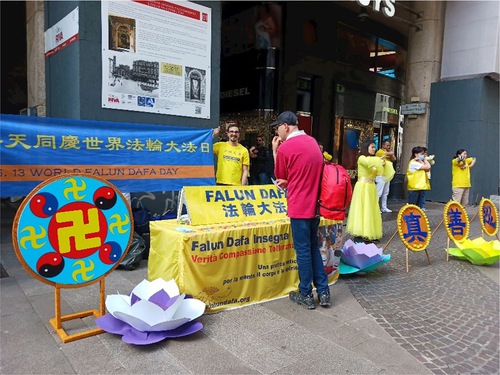 Image for article ​İtalya: Uygulayıcılar Dünya Falun Dafa Gününü Kutlamak İçin Altı Şehirde Etkinlikler Düzenledi