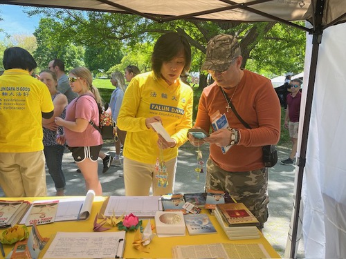 Image for article New York: Uygulayıcılar, Albany'deki 75. Lale Festivali'nde Falun Dafa Hakkında Farkındalığı Arttırdı