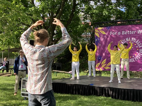 Image for article Finlandiya: İnsanlar Dünya Kasabası Kültür Festivalinde Falun Dafa'yı Öğrendi