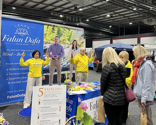 Image for article Adelaide, Güney Avustralya: Falun Dafa Uygulayıcıları Sağlık Fuarında İnsanlara Dafa'nın Ne Kadar Muhteşem Olduğunu Anlatıyor