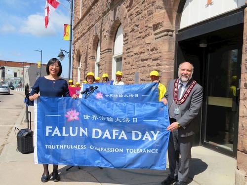 Image for article Pembroke, Kanada: Belediye Başkanı Falun Dafa Günü'nü Kutlamak İçin Göndere Bayrak Çekme Törenine Ev Sahipliği Yaptı
