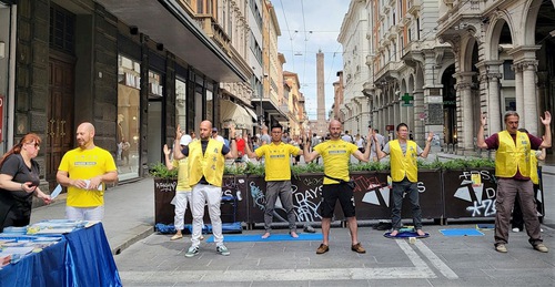 Image for article İtalya, Bologna: İnsanlar Falun Dafa Uygulayıcılarının Zulmü Durdurma Çabalarını Destekledi