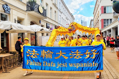 Image for article Polonya: Uygulayıcılar Falun Dafa Gününü Kutlamak ve Shifu'ya Teşekkür Etmek İçin Geçit Töreni Düzenlediler
