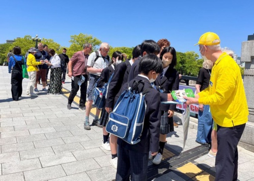 Image for article Japonya: Hiroşima'daki G7 Zirvesini Ziyaret Eden İnsanlar, Falun Dafa'ya Yapılan Zulmün Sona Erdirilmesi İçin Dilekçeyi İmzaladılar