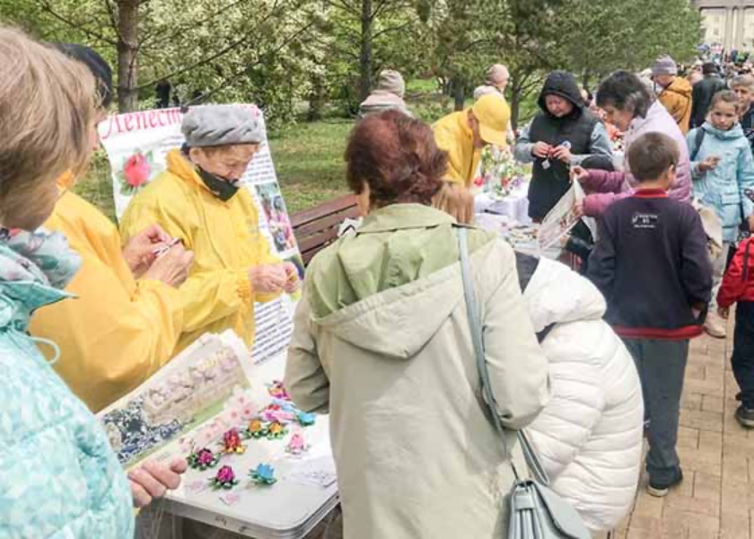 Image for article Angarsk, Rusya: Falun Dafa Uygulayıcıları Angarsk Şehir Günü Etkinliğinde Uygulamayı Tanıttı