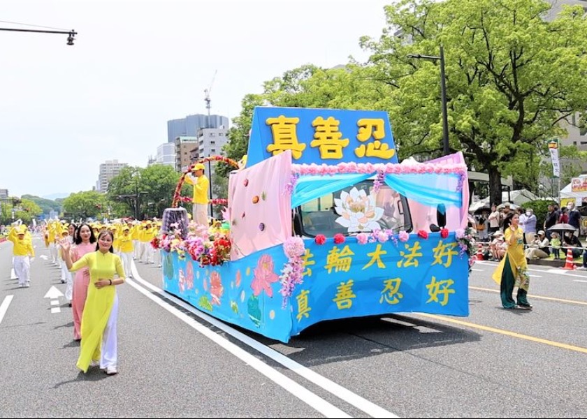 Image for article ​Japonya: Falun Dafa, Hiroşima Çiçek Festivali'nde Memnuniyetle Karşılandı
