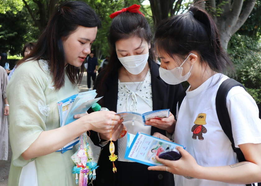Image for article ​Tokyo, Japonya: Yoyogi Parkı'ndaki Vietnam Festivali'nde Falun Dafa Tanıtımı