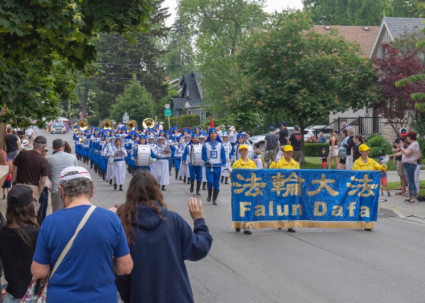 Image for article ​Toronto, Kanada: Falun Dafa Grupları Festival Geçit Törenlerinde Kalpleri Kazandı