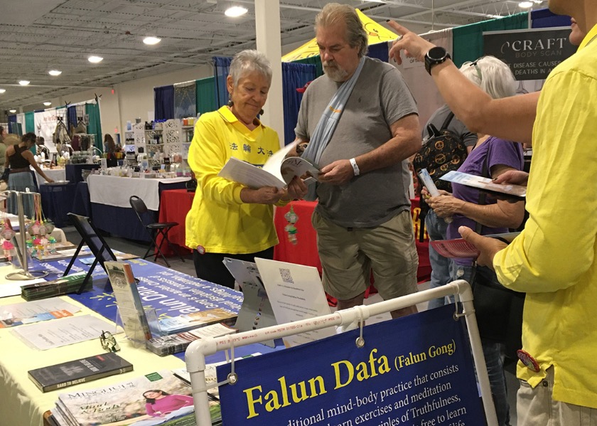 Image for article ​Florida: Tampa Beden Zihin Ruh Fuarı'nda Falun Dafa Tanıtımı