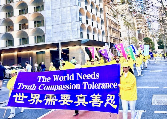 Image for article ​Sydney, Avustralya: Halk, Falun Dafa'ya Yönelik 24 Yıldır Sürdürülen Zulmü Protesto Etmek İçin Düzenlenen Miting ve Geçit Törenini Destekliyor