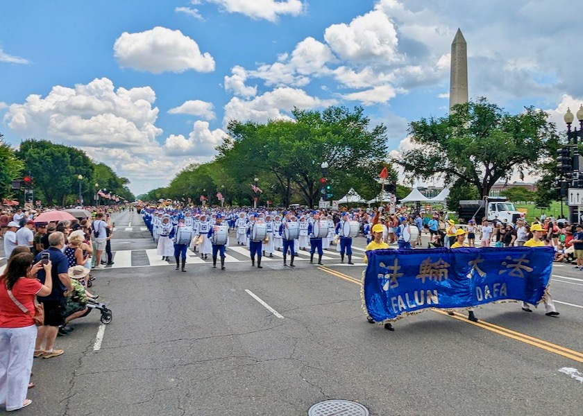 Image for article ​Washington D.C.: Falun Dafa Alayı Ulusal Bağımsızlık Günü Geçit Töreninde İzleyiciler Tarafından Övüldü