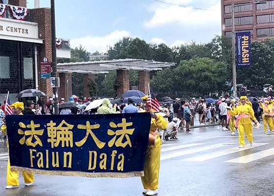 Image for article ​Pensilvanya, ABD: Falun Dafa, Philadelphia'daki Bağımsızlık Günü Kutlamalarında Sıcak Karşılandı
