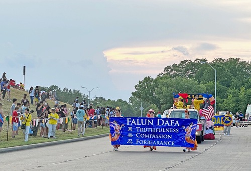 Image for article ​Teksas, ABD: Falun Dafa, Plano Bağımsızlık Günü Geçit Töreninde İyi Karşılandı
