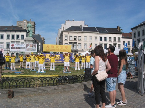 Image for article Belçika: Avrupa Parlamentosu Yakınlarında Yapılan Mitingde, Falun Dafa'ya Karşı Zulmün Sonlandırılması İçin Yardım Çağrısında Bulunuldu