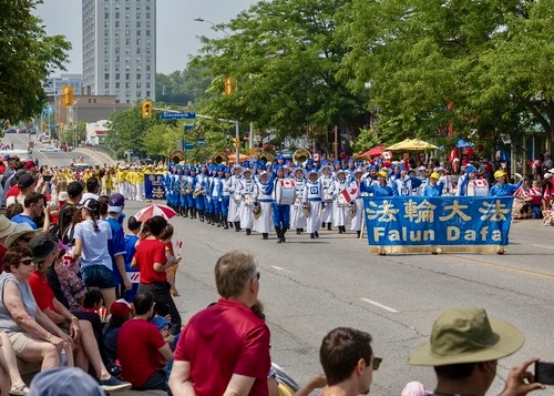 Image for article ​Kanada: Falun Dafa, Mississauga'da Düzenlenen Kanada Günü Geçit Töreninde İyi Karşılandı