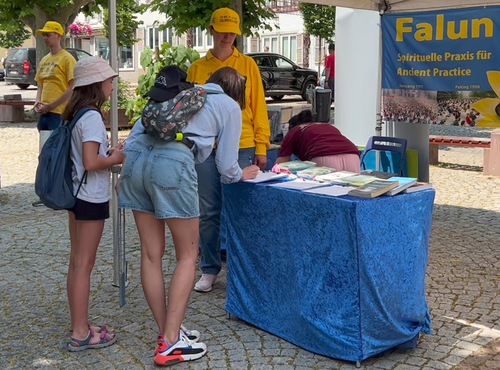 Image for article Almanya: Ren Nehri Yakınında Falun Dafa'nın Tanıtımı Yapıldı