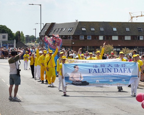 Image for article Birleşik Krallık: Falun Dafa, Hunstanton Karnavalı'nda Birincilik Ödülünü Aldı