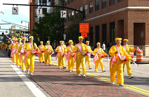 Image for article ​Ohio: Falun Dafa Uygulayıcıları Bağımsızlık Günü Geçit Törenine Katıldılar