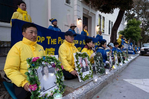 Image for article ​San Francisco, Kaliforniya: Falun Gong Uygulayıcıları Çin'de 24 Yıldır Süren Zulmü Sona Erdirilmesi Çağrısında Bulunmak İçin Mum Işığı Nöbeti Düzenlediler