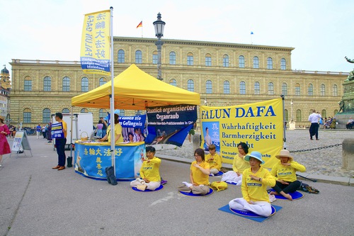 Image for article Almanya: Uygulayıcılar ÇKP Başbakanının Ziyareti Sırasında Falun Dafa'ya Karşı Yapılan Zulmü Açığa Çıkardılar