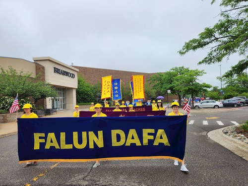 Image for article ​Michigan, ABD: Falun Dafa, Ann Arbor 4 Temmuz Geçit Töreninde Sıcak Karşılandı