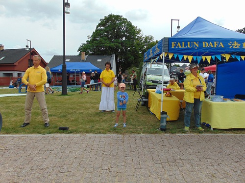Image for article Letonya: Ventspils'teki Deniz Festivalinde Falun Dafa Tanıtıldı