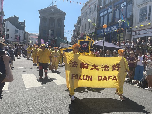 Image for article Birleşik Krallık, Penzance: Falun Dafa Bel Davul Takımı Festivalde Geçit Törenine Katıldı