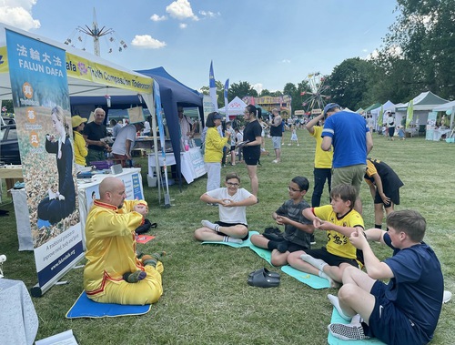 Image for article İngiltere: Ashtead İlçesi Festivali Sırasında İnsanlar Falun Dafa Egzersizlerini Öğrendi