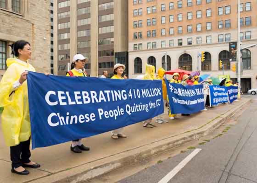 Image for article ​Toronto, Kanada: Çin Komünist Örgütlerinden Ayrılan 410 Milyon Çinliyi Desteklemek İçin Pankart Sergisi Düzenlendi