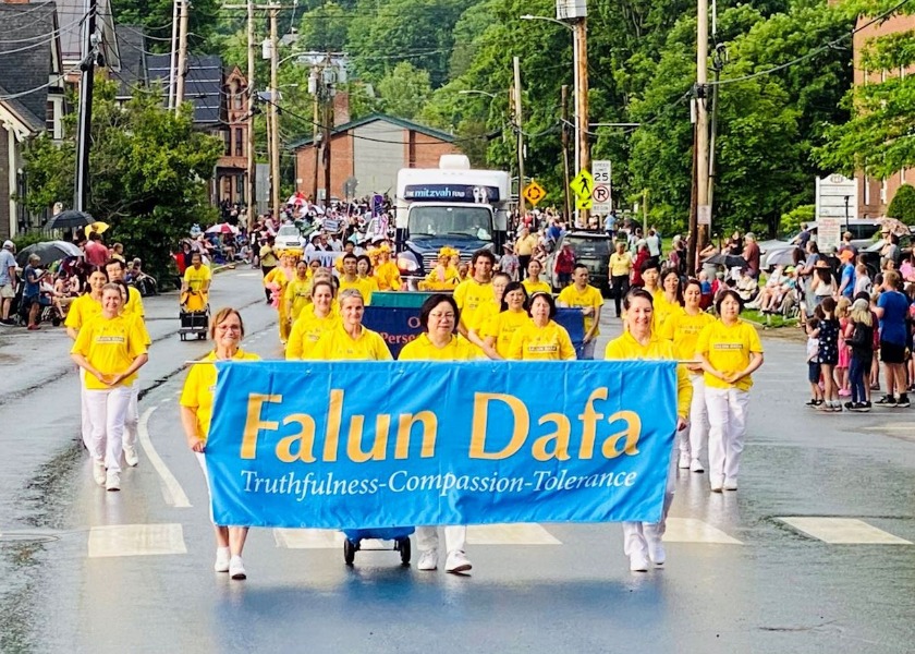 Image for article ​Vermont, ABD: Bağımsızlık Günü Yürüyüşü Sırasında Falun Dafa Sıcak Karşılandı