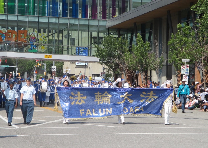 Image for article ​Kanada: Seyirciler Calgary Stampede Geçit Töreninde Falun Dafa'nın Varlığının Keyfini Çıkardı