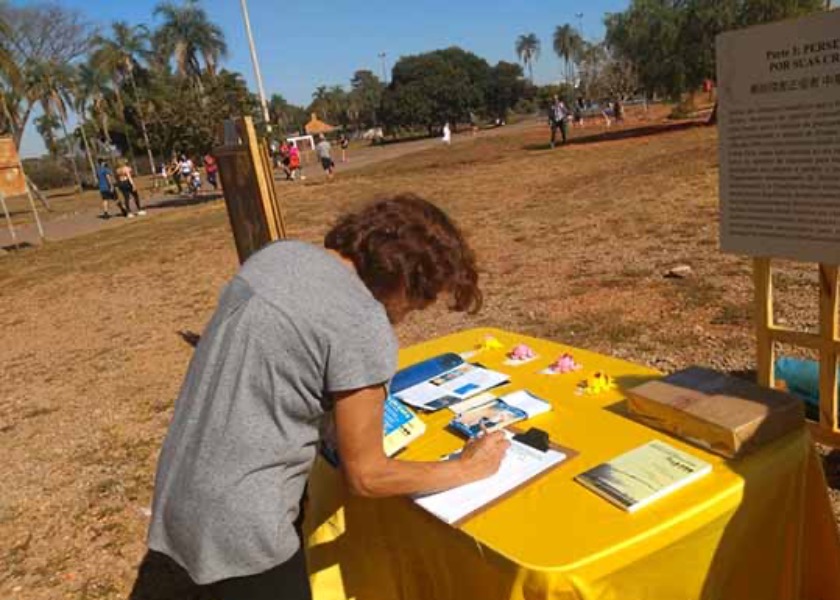Image for article ​Brezilya: Falun Dafa Uygulayıcıları ÇKP'nin Zulmünün 24. Yılını Andılar ve Yerel Halkın Desteğini Aldılar