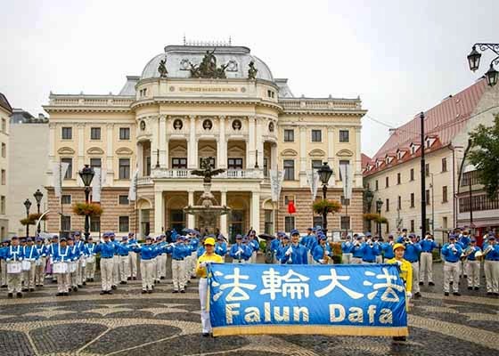 Image for article ​Slovakya: Falun Dafa'ya 24 Yıldır Uygulanan Zulmün Sona Erdirilmesi Çağrısıyla Düzenlenen Geçit Töreni ve Miting’de Hükümet Yetkilileri Desteklerini Dile Getirdi
