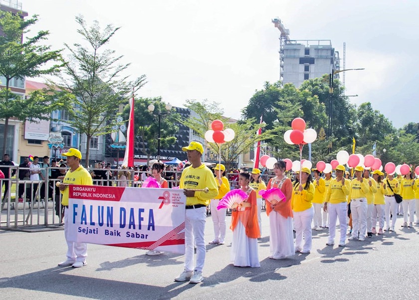 Image for article ​Batam, Endonezya: Falun Dafa Uygulayıcıları Bağımsızlık Günü Kutlamalarına Katıldı