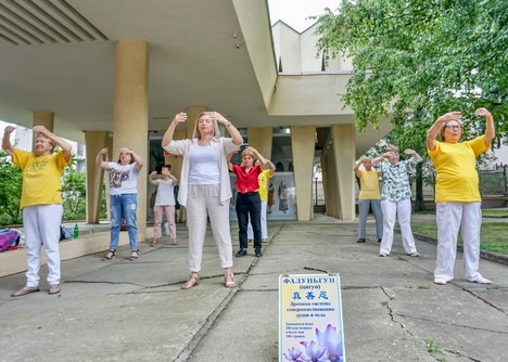 Image for article ​Rusya: Pyatigorsk'taki Etkinlikte İnsanlar Falun Dafa'nın Yol Gösterici İlkeleriyle Hemfikir Oldu