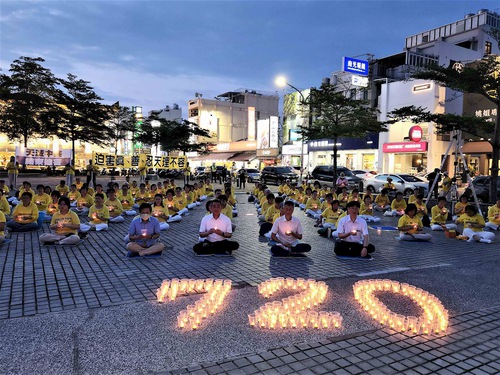 Image for article Taichung Şehri, Tayvan Merkez: Zulmü Protesto Etmenin 24. Yıl Dönümünde Uygulayıcıların Düzenlediği Mitinge Politikacılar Desteklerini Gösteriyor