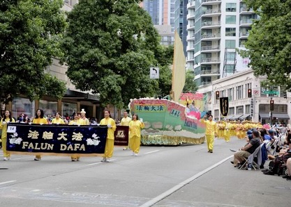 Image for article ​Washington Eyaleti: Falun Dafa Uygulayıcılarının Seafair Meşale Işığı Geçit Törenine Katılımı Öne Çıktı