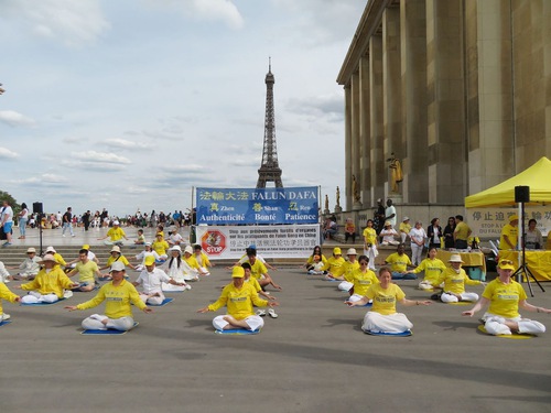 Image for article Paris: 24 Yıldır Falun Gong'a Karşı Yapılan Zulmü Durdurmak İçin Yapılan Miting Halkın Desteğini Topladı