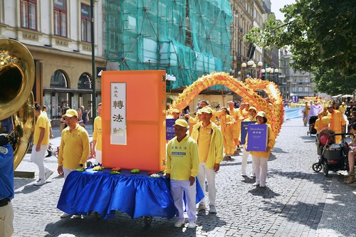Image for article Prag, Çek Cumhuriyeti: Avrupa'dan Uygulayıcılar İnsanları Çin'de Devam Eden Zulüm Konusunda Bilgilendirmek İçin Geçit Törenine Katıldılar