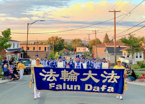 Image for article ​Quebec: Uygulayıcılar Yemek Festivali Geçit Törenine Katıldılar, Yerel Halk Falun Dafa'nın Güzelliğini Deneyimledi