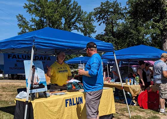 Image for article ​Dierks, Arkansas: Çam Ağacı Festivalinde İnsanlara Falun Dafa'yı Anlatmak